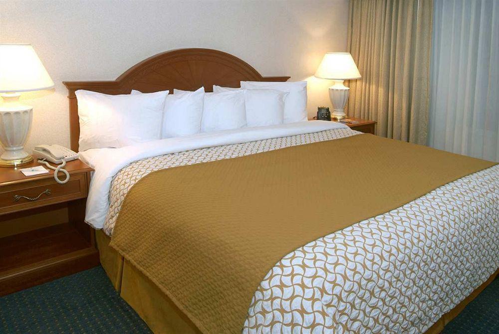 Embassy Suites By Hilton Cleveland Rockside Independence Room photo